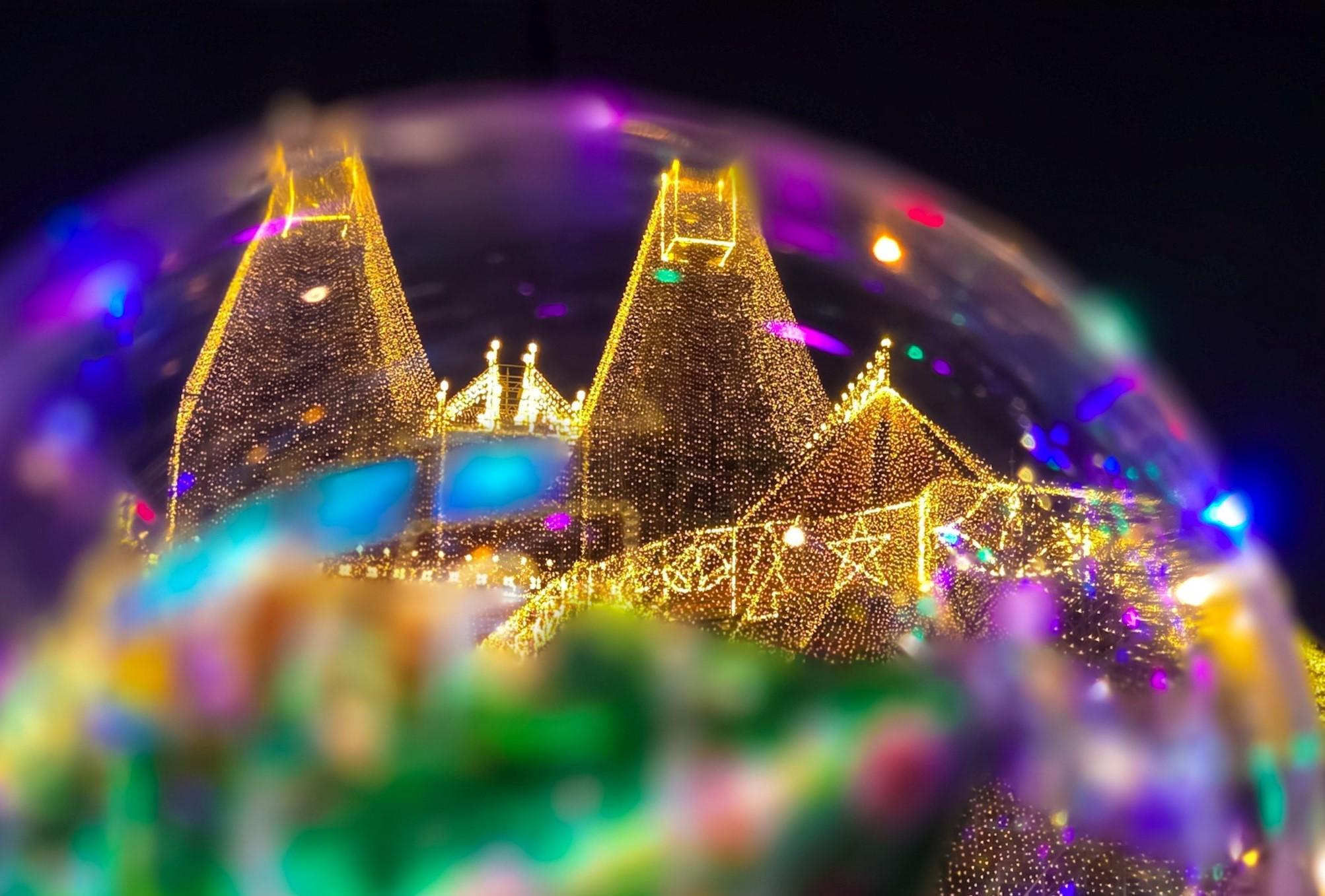 Mặc dù nhà thờ chính tòa Đức Bà Sài Gòn vẫn trong giai đoạn trùng tu từ 2017 đến nay, nhưng việc thắp đèn hàng năm vẫn tạo không khí mùa lễ hội náo nhiệt.  Anh Duy, một người chụp ảnh nhà thờ thường xuyên chia sẻ “Mặc dù nhà thờ Đức Bà năm nay trang trí quen thuộc như các mùa trước nhưng mỗi lần chụp vẫn thấy đẹp đến nao lòng, cảnh cũ mà cảm xúc mới nguyên“.