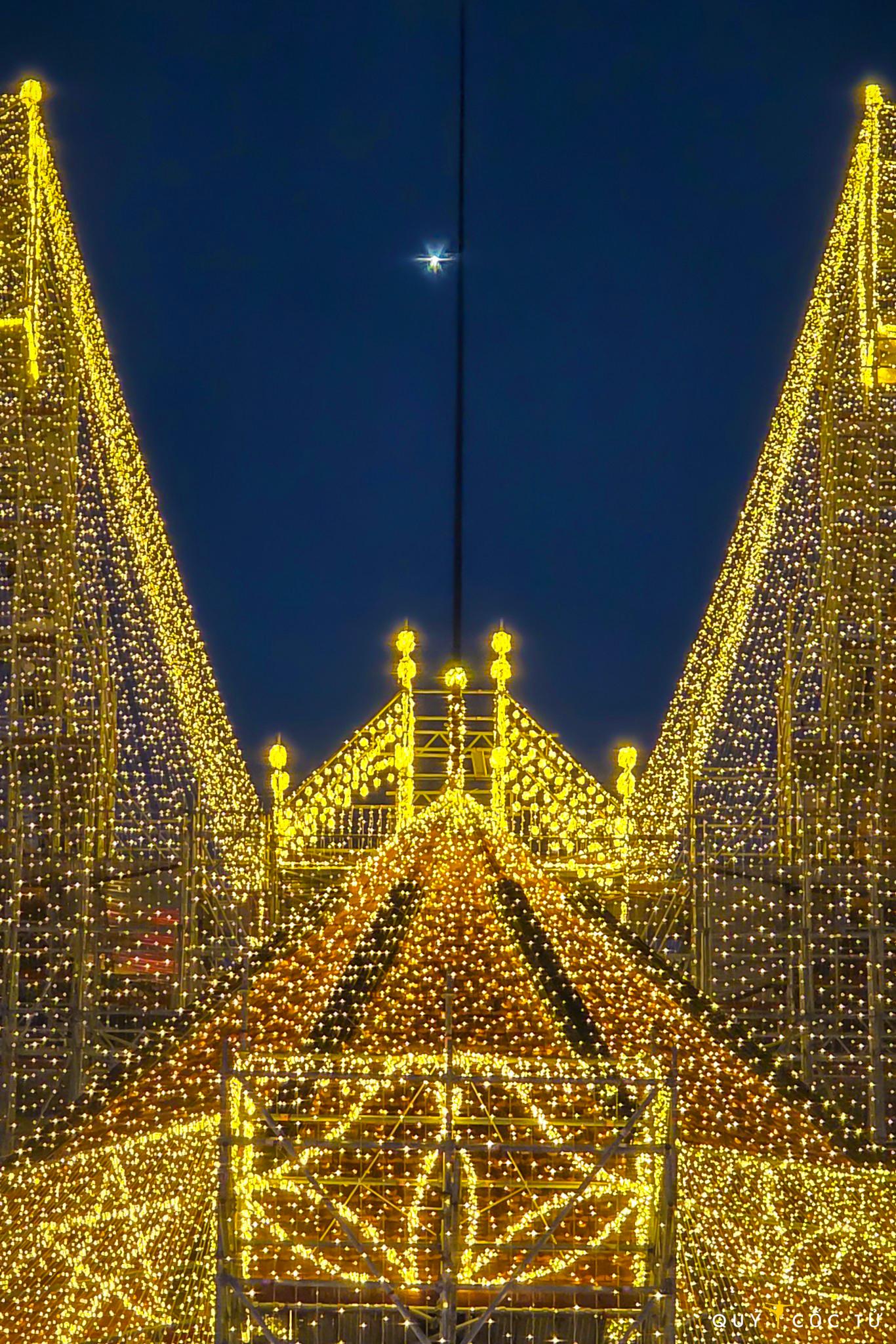 Thời gian thắp đèn tới 2h sáng hôm sau khiến khu vực quanh nhà thờ Đức Bà về đêm luôn đông đúc người tới chụp ảnh. Lượng đèn năm nay gấp đôi năm ngoái nên không gian càng trở nên hấp dẫn hơn với du khách và người dân Sài Gòn.