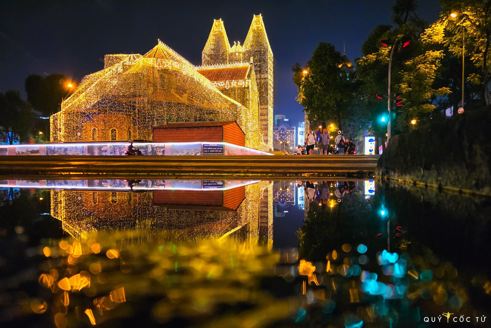 Dàn đèn led dài tới 1.000km đã được treo lên phủ khắp mặt ngoài của nhà thờ Đức Bà. Khi màn đêm buông xuống, dàn đèn thắp lên sắc vàng lấp lánh mang tới không khí ấm cúng của một mùa Giáng sinh mới.