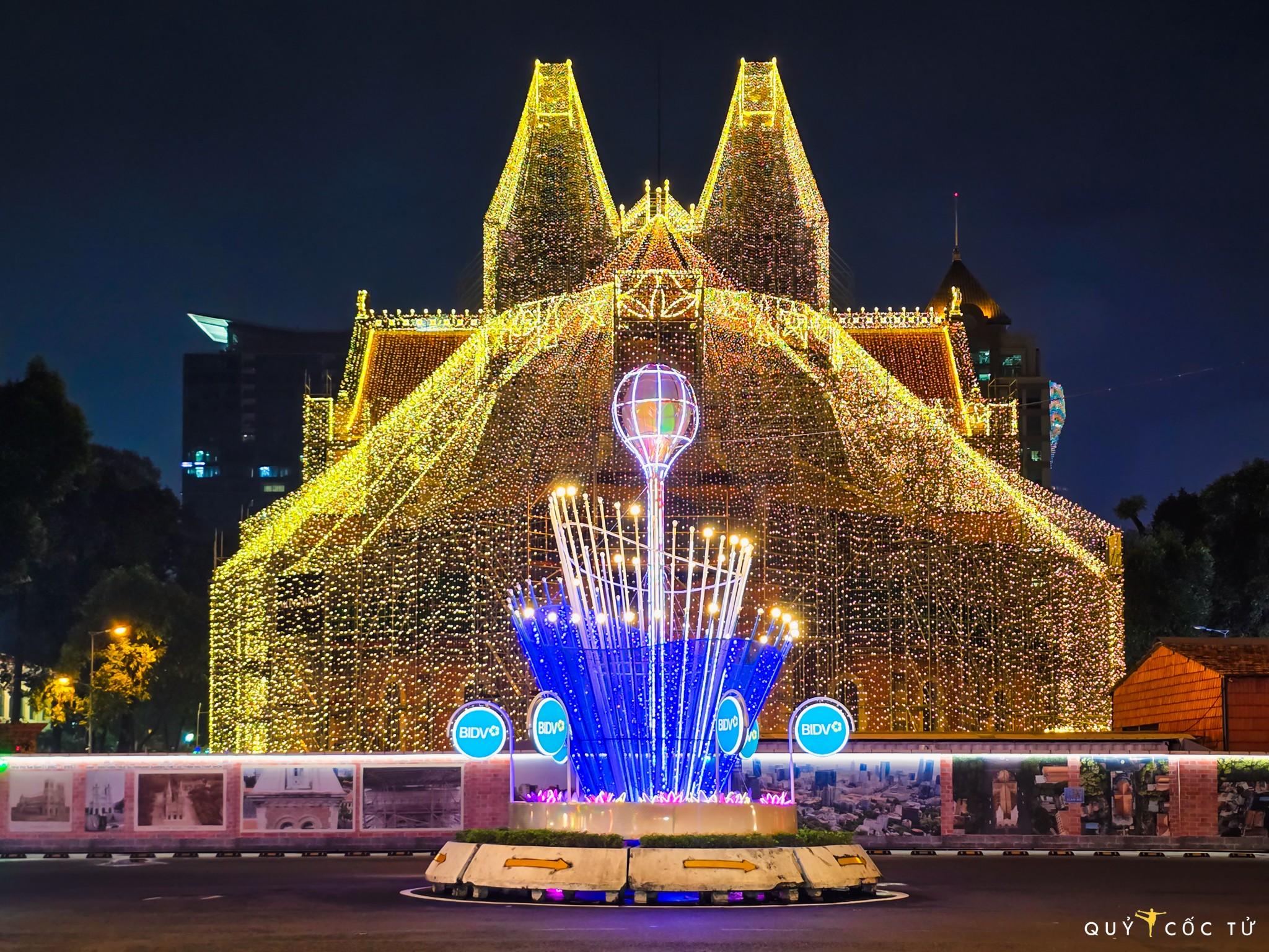 Lịch thắp đèn năm nay kéo dài từ 29.11.2025 tới 5.1.2026, mỗi ngày đèn bật từ 18h45 tới khuya. Riêng từ ngày 8.12.2025 tới 5.1.2026 nhà thờ mở đèn xuyên suốt tới 3h sáng hôm sau.