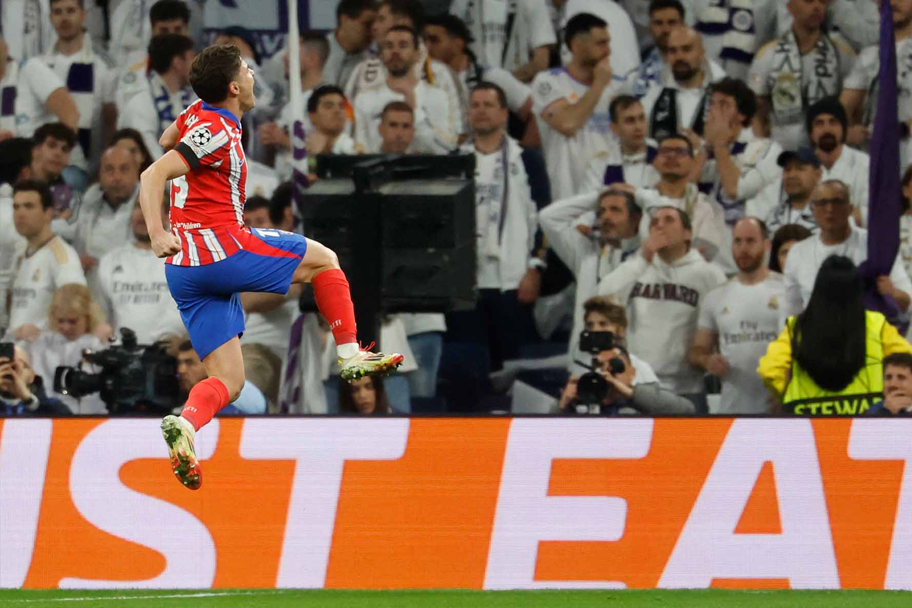 Julian Alvarez rất tài năng và còn trẻ nhưng giá quá đắt. Ảnh: AFP