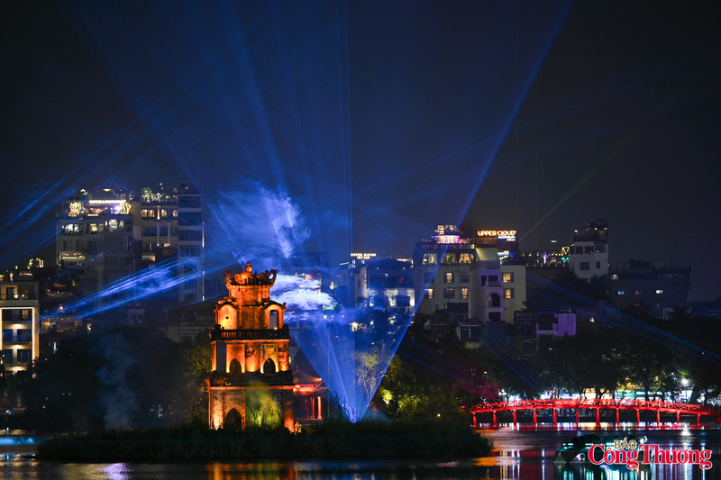 Tháp Rùa lung linh bên ánh sáng huyền ảo.