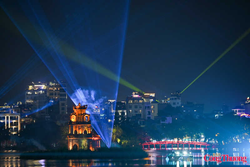 Hoạt động do UBND phường Hoàn Kiếm tổ chức, mang đến điểm nhấn nghệ thuật giàu cảm xúc, thu hút đông đảo người dân và du khách.