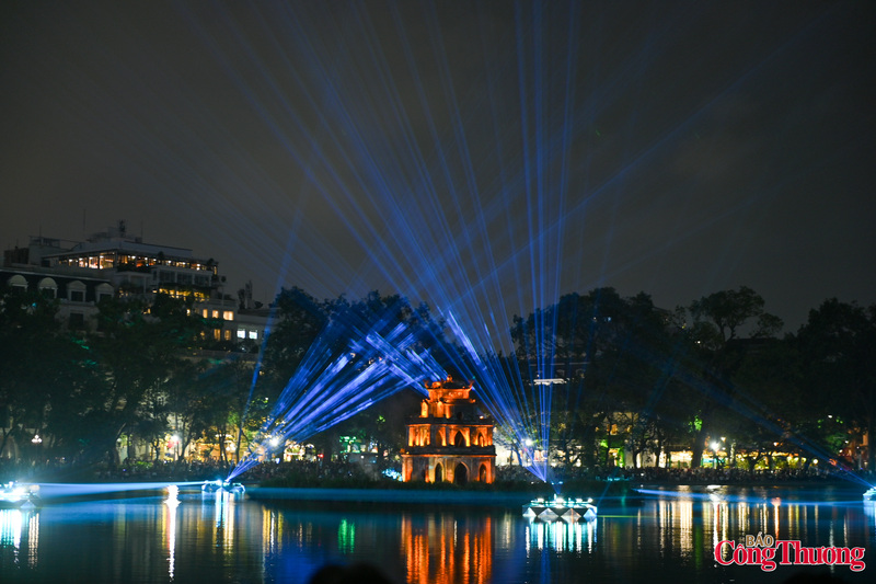 Tháp Rùa trở thành điểm nhấn thị giác, kết nối ký ức lịch sử với nhịp sống đương đại của Hà Nội.