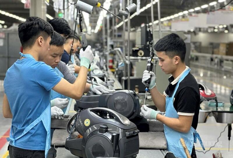 Công nhân vui mừng được thưởng Tết, tháng lương thứ 13.