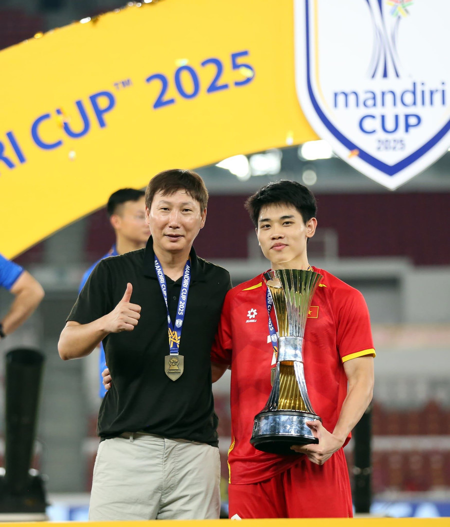 Tiền đạo sinh năm 2004 và huấn luyện viên Kim Sang Sik sau chức vô địch U23 Đông Nam Á 2025. Ảnh: INT nguyen-dinh-bac-thang-mot-cuoc-dua-khac-2.jpg