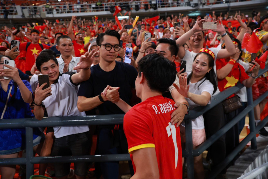 Đình Bắc ăn mừng cùng người hâm mộ tại SEA Games 33. Ảnh: INT