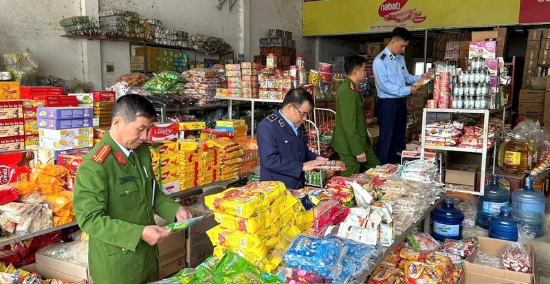 Lực lượng chức năng tỉnh Sơn La tăng cường công tác kiểm tra, kiểm soát thị trường dịp tết Nguyên đán Bính Ngọ. Ảnh: Danh Phúc