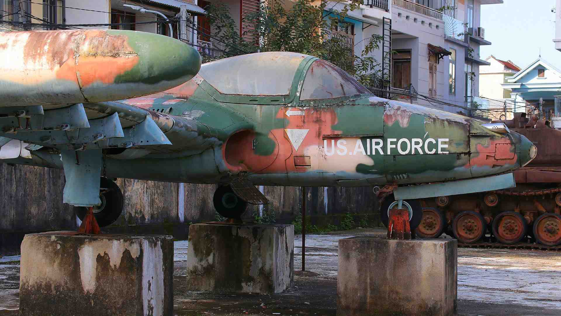 Nhiều hiện vật ở bảo tàng có dấu hiệu xuống cấp vì trưng bày ngoài trời thời gian dài. Ảnh: Nguyễn Luân.