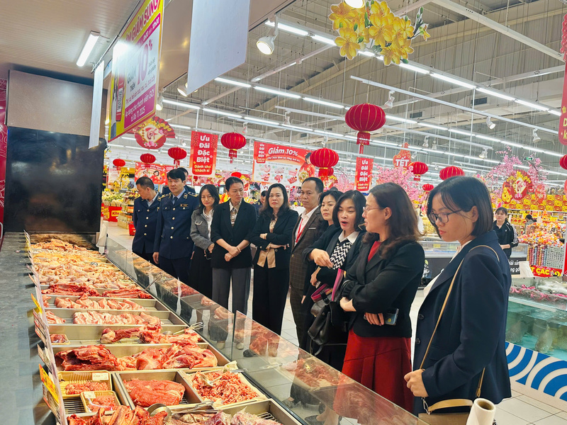 Đoàn công tác của Bộ Công Thương kiểm tra công tác bình ổn thị trường tại Bắc Ninh. Ảnh: Cục Quản lý và phát triển thị trường trong nước