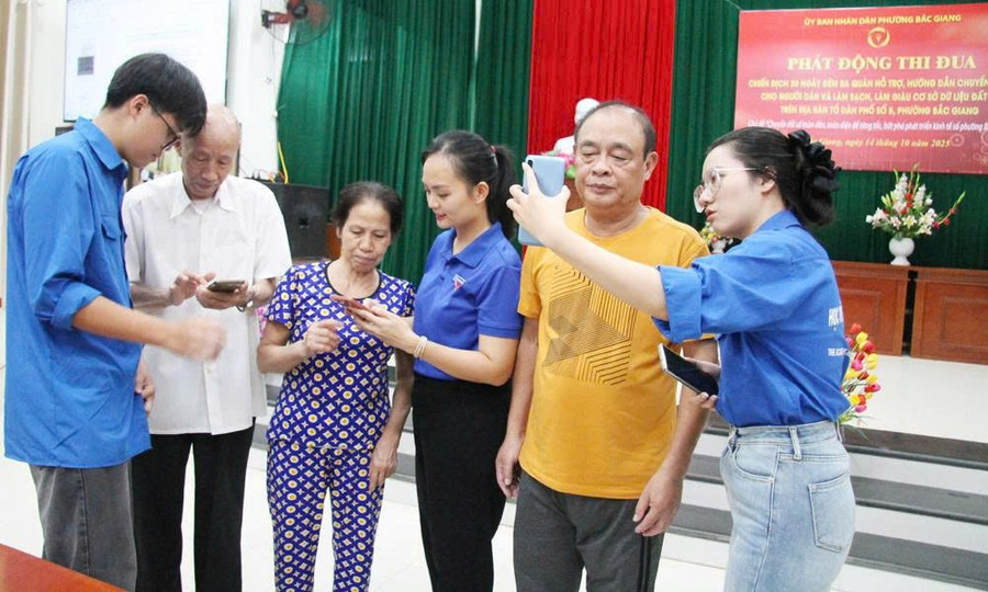 Hướng dẫn người dân thực hiện các nội dung chuyển đổi số. Ảnh TL bac-ninh-2.jpg