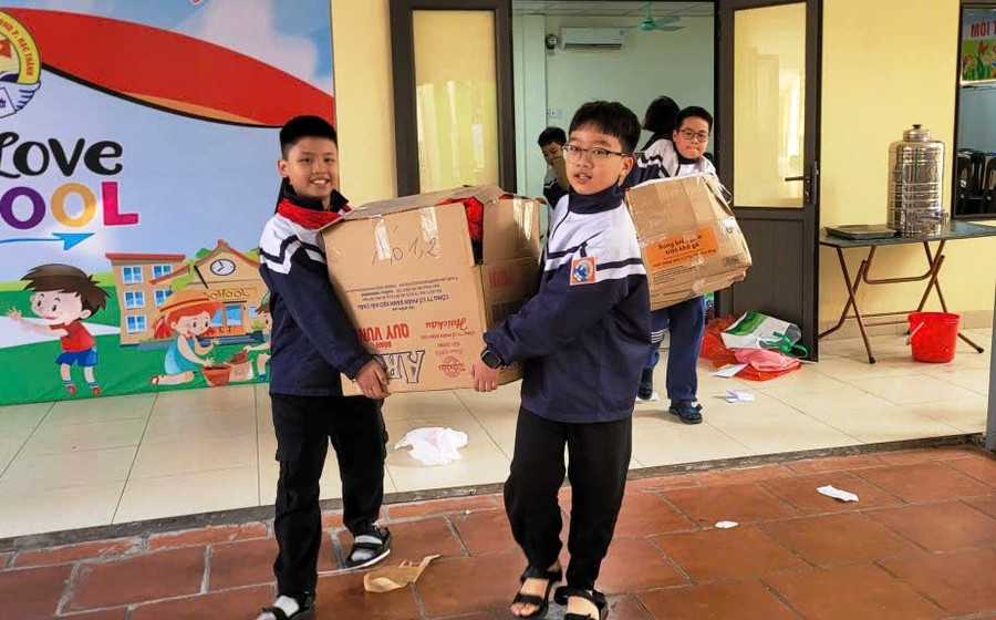 Học sinh Trường Tiểu học Yên Thắng đón nhận những thùng áo ấm. 7387c702-9ecd-45b3-b887-efda26f57ece.jpg