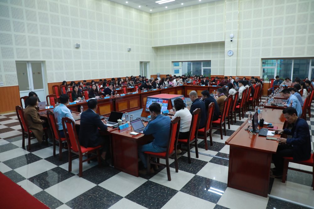 Các đại biểu dự Hội nghị Báo cáo viên