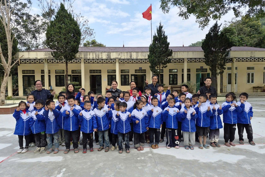 Học sinh Trường Tiểu học Sơn Điện 1 phấn chấn khi được tặng áo ấm.