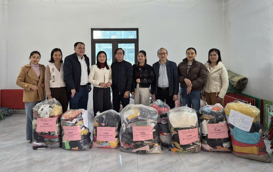 Trường Mầm non Sơn Điện 1 đón nhận áo ấm. 88b5cf3e-6b48-47f1-bce2-921a5c81b169.jpg