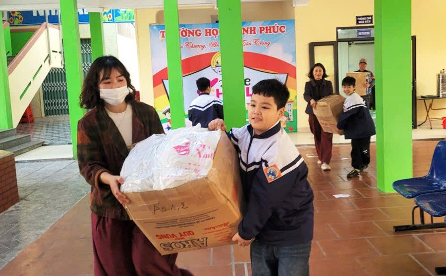 Quần áo ấm được trao tặng học sinh Trường Tiểu học Yên Thắng. 2551608036002407613.jpg