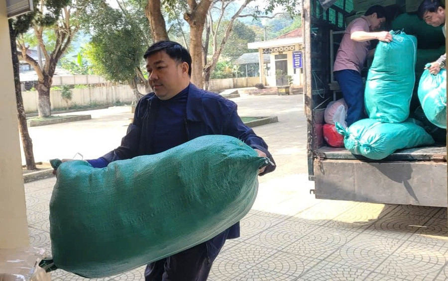 Những bao tải áo ấm được trao tặng Trường Tiểu học Yên Thắng. 16f48b0f-d892-4807-97d2-1f001b6be8b1.jpg