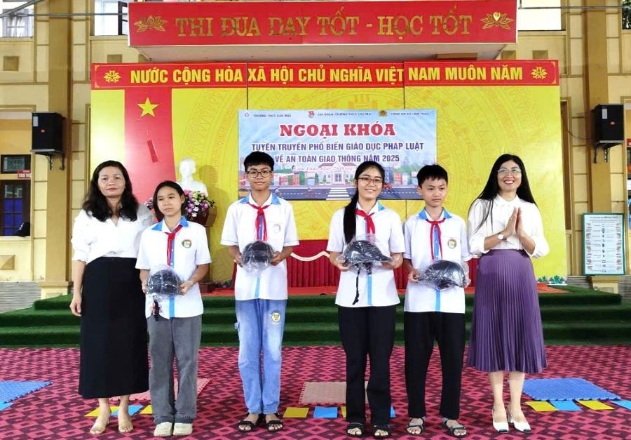 Đại diện Ban giám hiệu Trường THCS Cao Mại trao tặng mũ bảo hiểm cho học sinh. cao-mai-1.jpg