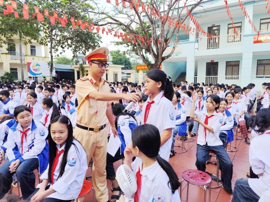 Học sinh trường THCS Hà Lộc giao lưu, hỏi – đáp kiến thức pháp luật về an toàn giao. ha-loc-1-2761.jpg