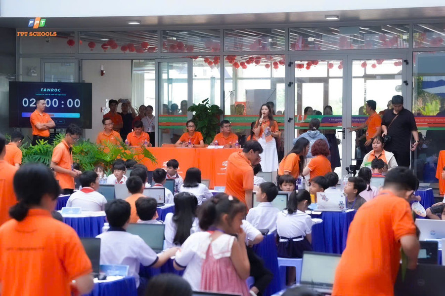 Học sinh tham gia vòng thi AI cấp cơ sở - FANROC.