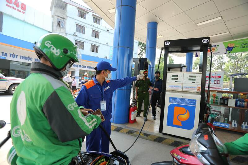 Từ 14h ngày 25/3, giá xăng dầu giảm. Ảnh: Nam Nguyễn