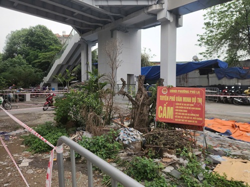 Mặc dù đã giải tán được bãi xe nhưng phía dưới vẫn còn nhiều rác thải, cần được dọn dẹp sạch sẽ tạo cảnh quan và mỹ quan đô thị. Ảnh: Minh Hạnh