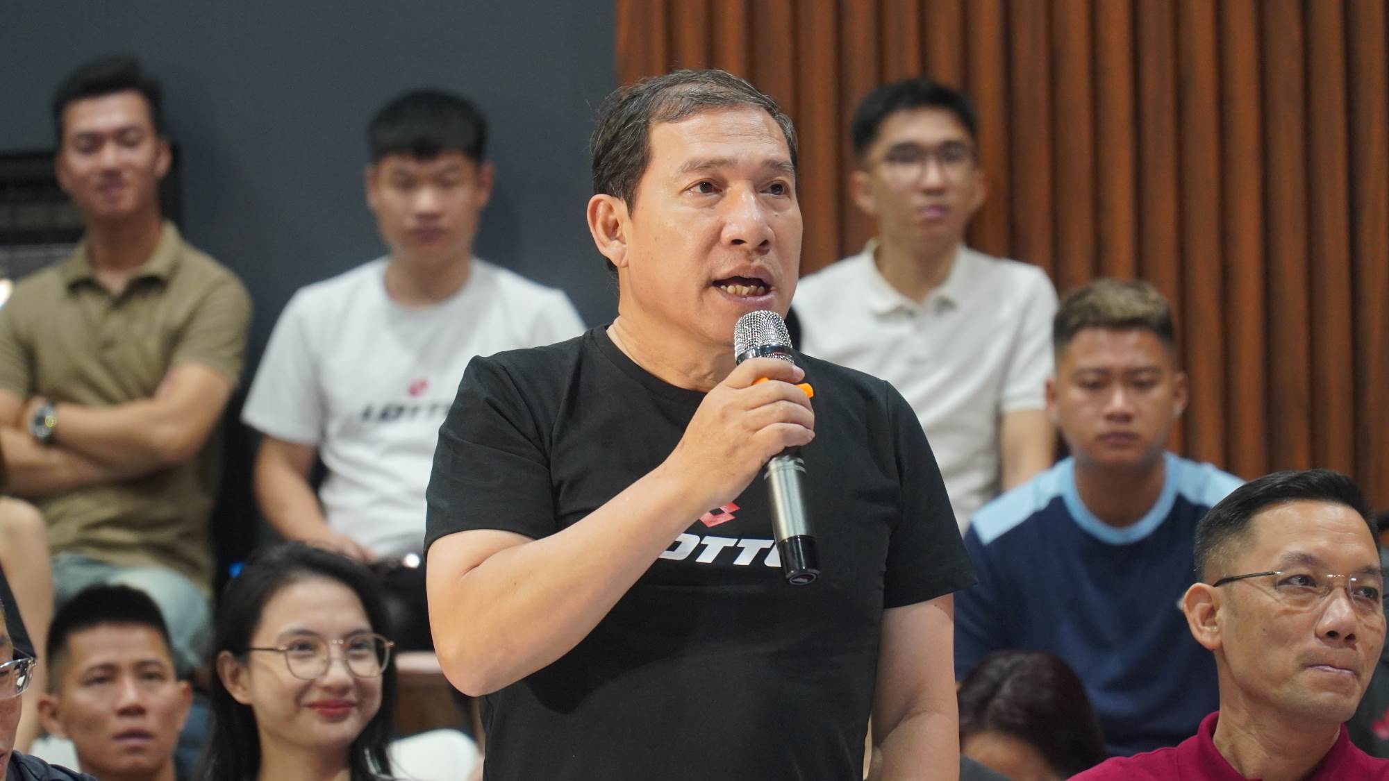 NSƯT Quang Thắng đặt câu hỏi và chia sẻ tại sự kiện. Ảnh: Minh Vũ