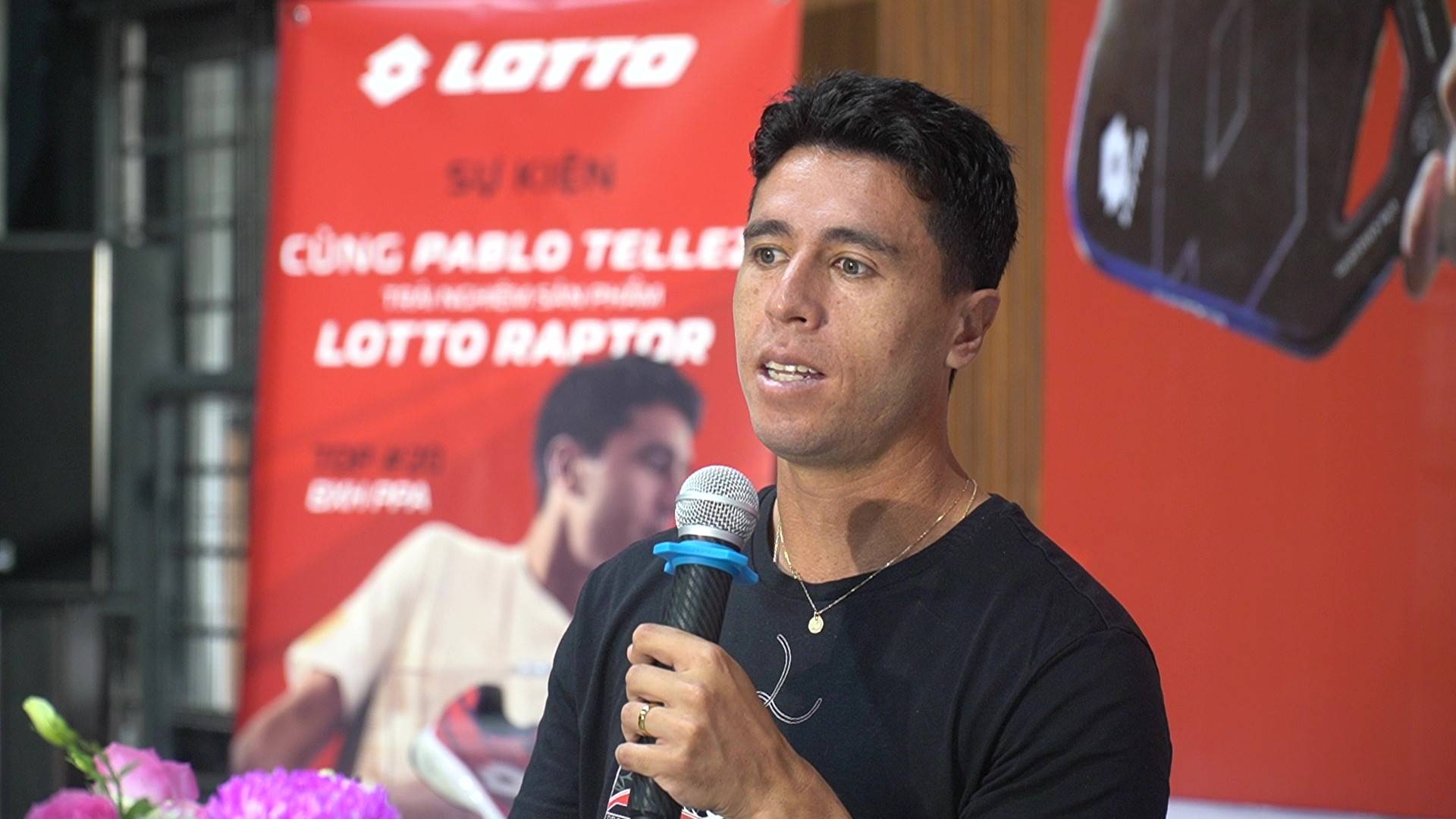 Vận động viên Pablo Tellez chia sẻ góc nhìn về sự phát triển và sức hút của bộ môn pickleball. Ảnh: Minh Vũ