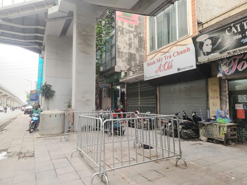 Vỉa hè phía dưới ga Văn Khê trước đây là bãi trông giữ xe nay đã phong quang, sạch sẽ. Ảnh: Minh Hạnh