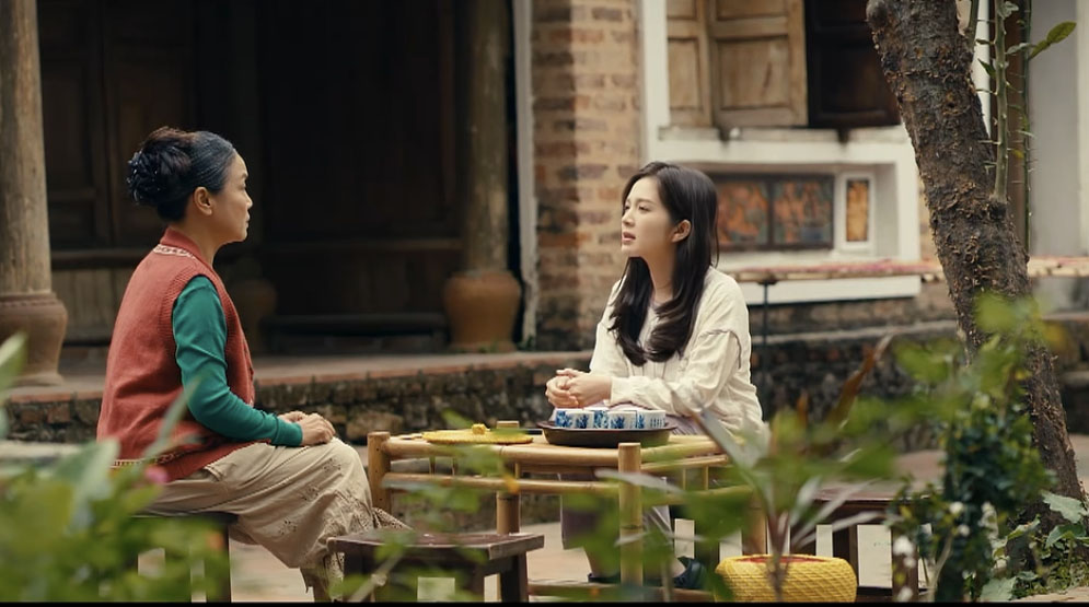 Mai và Trung cùng bênh vực nhau khi hai gia đình nói xấu nhau. Ảnh: VFC.