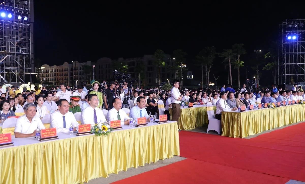 Các đại biểu tham dự Lễ hội du lịch biển Sầm Sơn năm 2026. Ảnh: Minh Hiếu