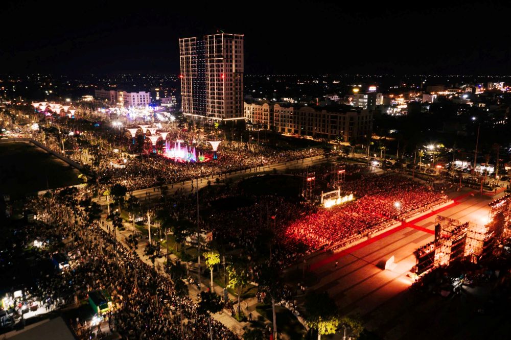 Hàng vạn người dân, du khách dự Lễ hội du lịch biển Sầm Sơn năm 2026. Ảnh: Minh Hoàng