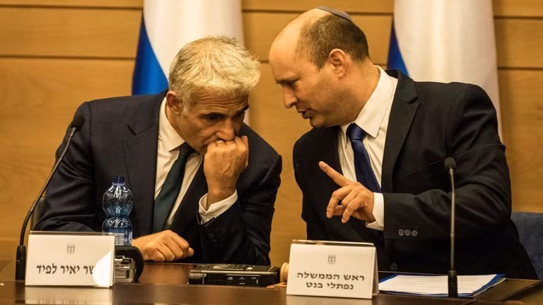 Cựu Thủ tướng Israel Naftali Bennett (phải) và Yair Lapid.