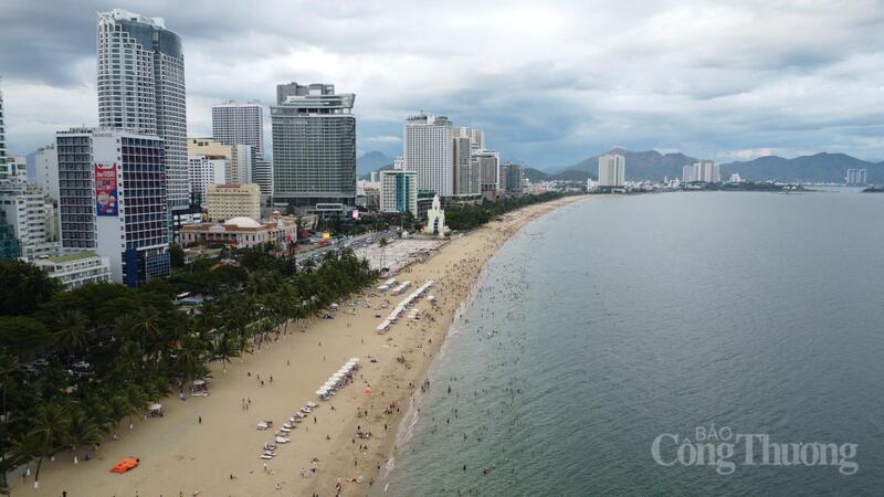 Khách du lịch tập trung tại các khu nghỉ dưỡng khu vực ven biển, khu vực ven biển Trần Phú và các khu nghỉ dưỡng khép kín ở các đảo với công suất khoảng trên 80%. Ảnh: Lê Sơn