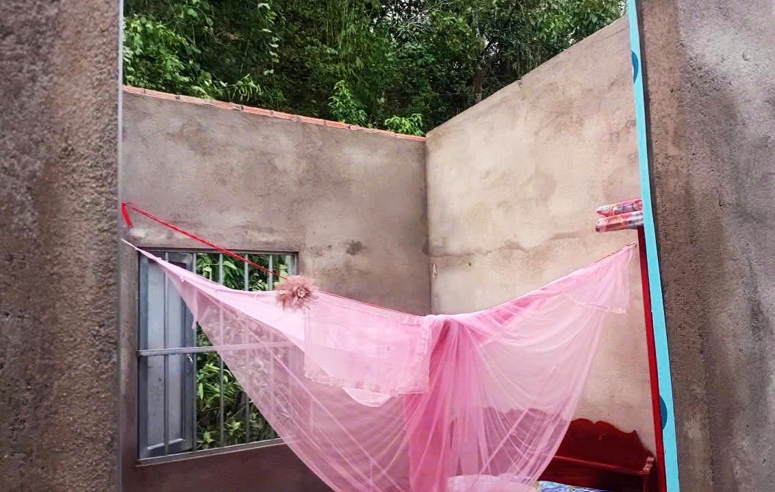 Nhà dân bị lốc xoáy làm tốc mái. Ảnh: Thần Hy