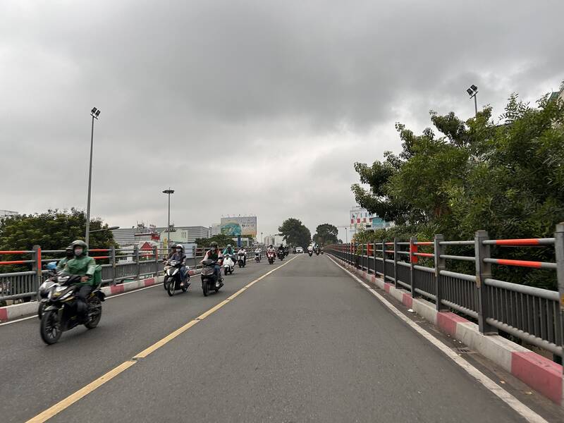 Bầu trời TPHCM âm u, có mưa từ sáng 29.5. Ảnh: Hạ Mây
