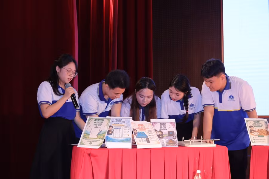 Các nhóm sinh viên báo cáo kết quả nghiên cứu và tham gia trao đổi, phản biện khoa học cùng Hội đồng đánh giá. 1jr9687fe-63h5ku.jpg