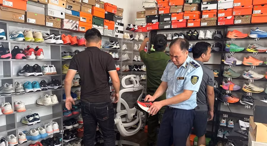 Phát hiện, xử lý số lượng lớn giày giả mạo các nhãn hiệu Adidas, Nike, Asics tại tỉnh Ninh Bình. copy-178157636694516-jun-2026-021926-gmtz7940834806668-58223b5243066eeaec802db338f8f900.jpg
