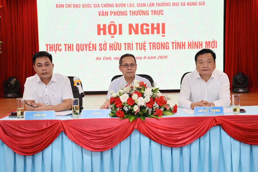 Ông Đỗ Hồng Trung, Phó Chánh Văn phòng Thường trực Ban Chỉ đạo 389 quốc gia (ngoài cùng bên trái) thông tin tại Hội nghị. z7964419783750-6898babdbf951f0be0a3dbd26a6d519d.jpg