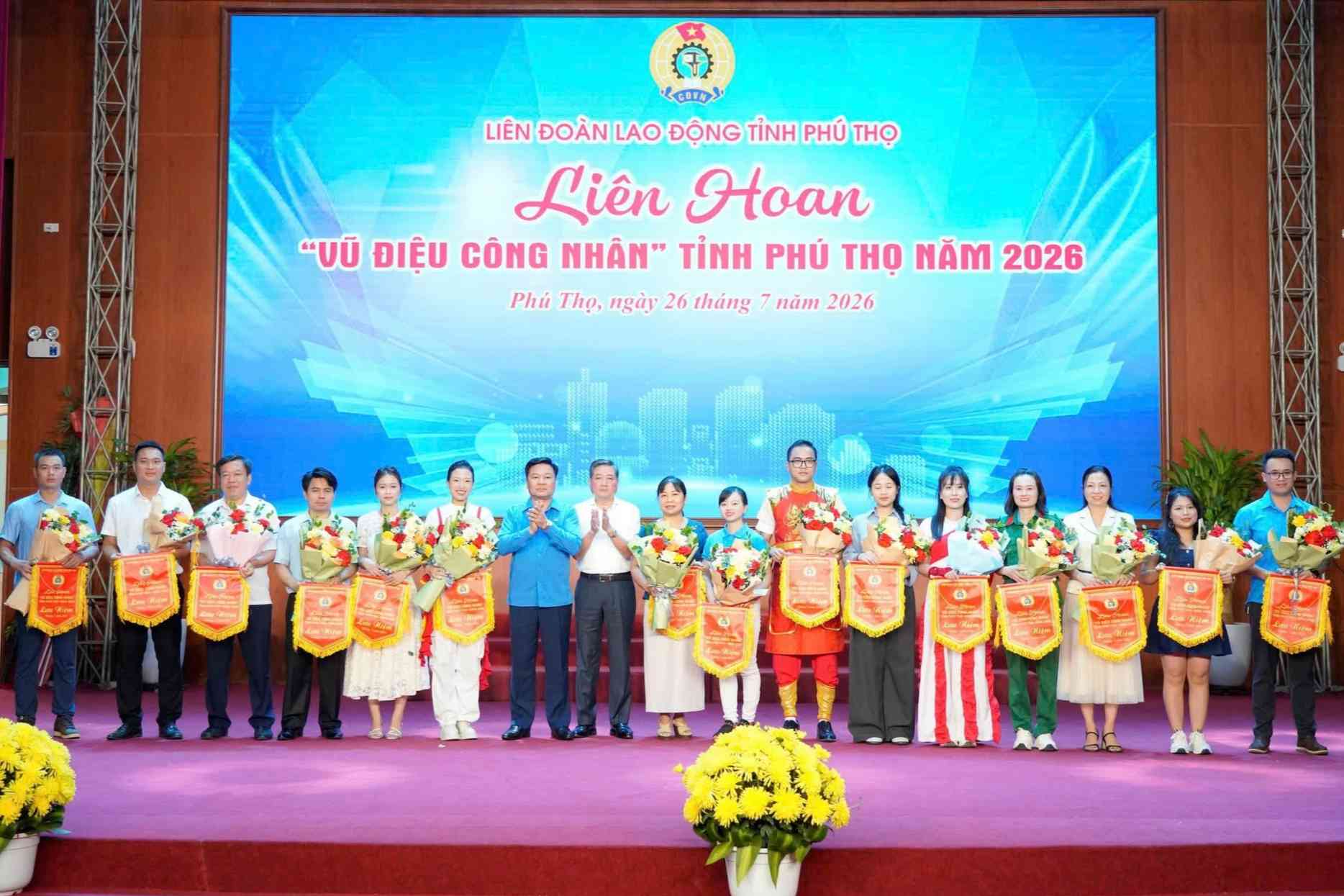 Ông Hà Đức Quảng - Phó Chủ tịch Ủy ban MTTQ Việt Nam tỉnh, Chủ tịch LĐLĐ tỉnh và ông Nguyễn Việt Trung - Phó Giám đốc Sở VHTT&DL trao cờ lưu niệm cho các đội tham gia Liên hoan tại khu vực 1 (Phú Thọ). Ảnh: LĐLĐ tỉnh Phú Thọ