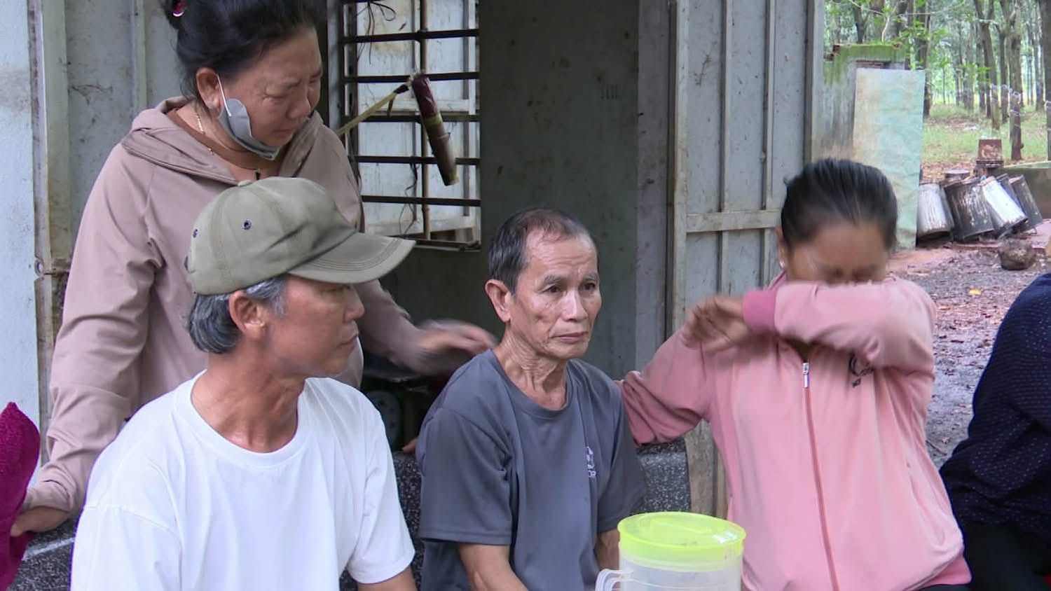 Gia đình xúc động giây phút đoàn tụ. Ảnh: Công an xã Thuận Lợi
