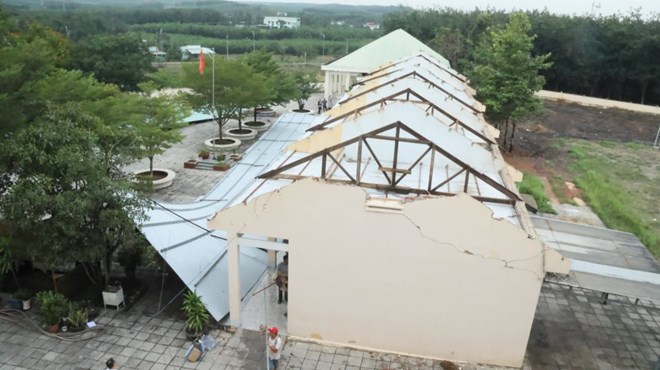 Mưa lớn kèm dông lốc làm tốc mái trường học ở Đồng Nai