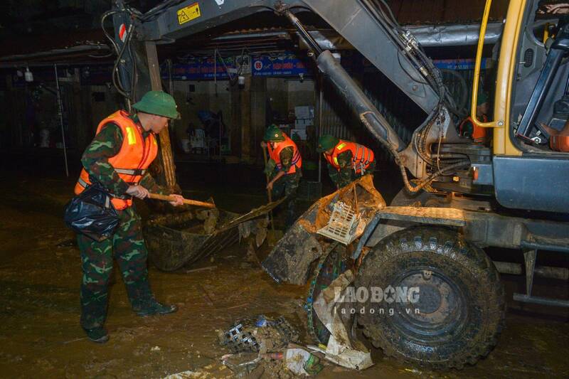 Các lực lượng chức năng hỗ trợ dọn dẹp tại chợ Quán Vuông, tỉnh Lạng Sơn. Ảnh: Khánh Linh