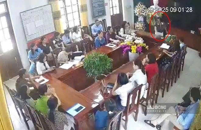 Nữ hiệu trưởng đập bàn, ném cốc tại cuộc họp không được bổ nhiệm lại