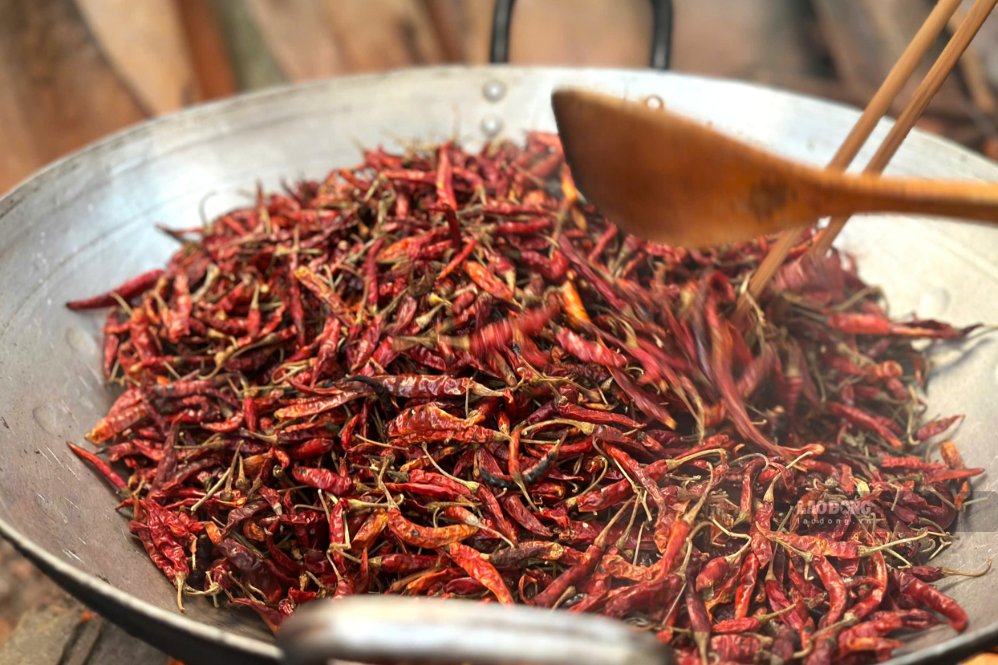 Mắc khén và ớt là hai gia vị chủ yếu để ướp thịt gác bếp. Ảnh: Trường Sơn