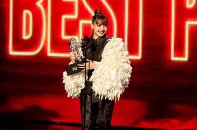 Lisa (Blackpink) vượt Taylor Swift giành giải