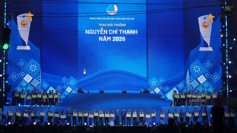 Các đại biểu trao tặng Giải thưởng Nguyễn Chí Thanh 2026 cho cán bộ Hội tiêu biểu. Ảnh: Minh Vũ