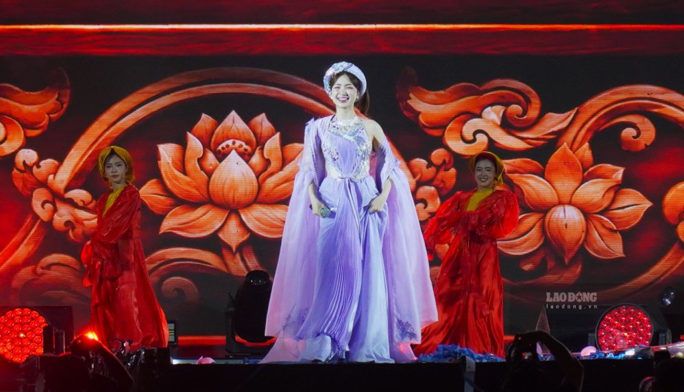 Màn song ca “Sẽ chiến thắng” lan tỏa tinh thần đoàn kết và niềm tự hào dân tộc. Ảnh: Minh Vũ