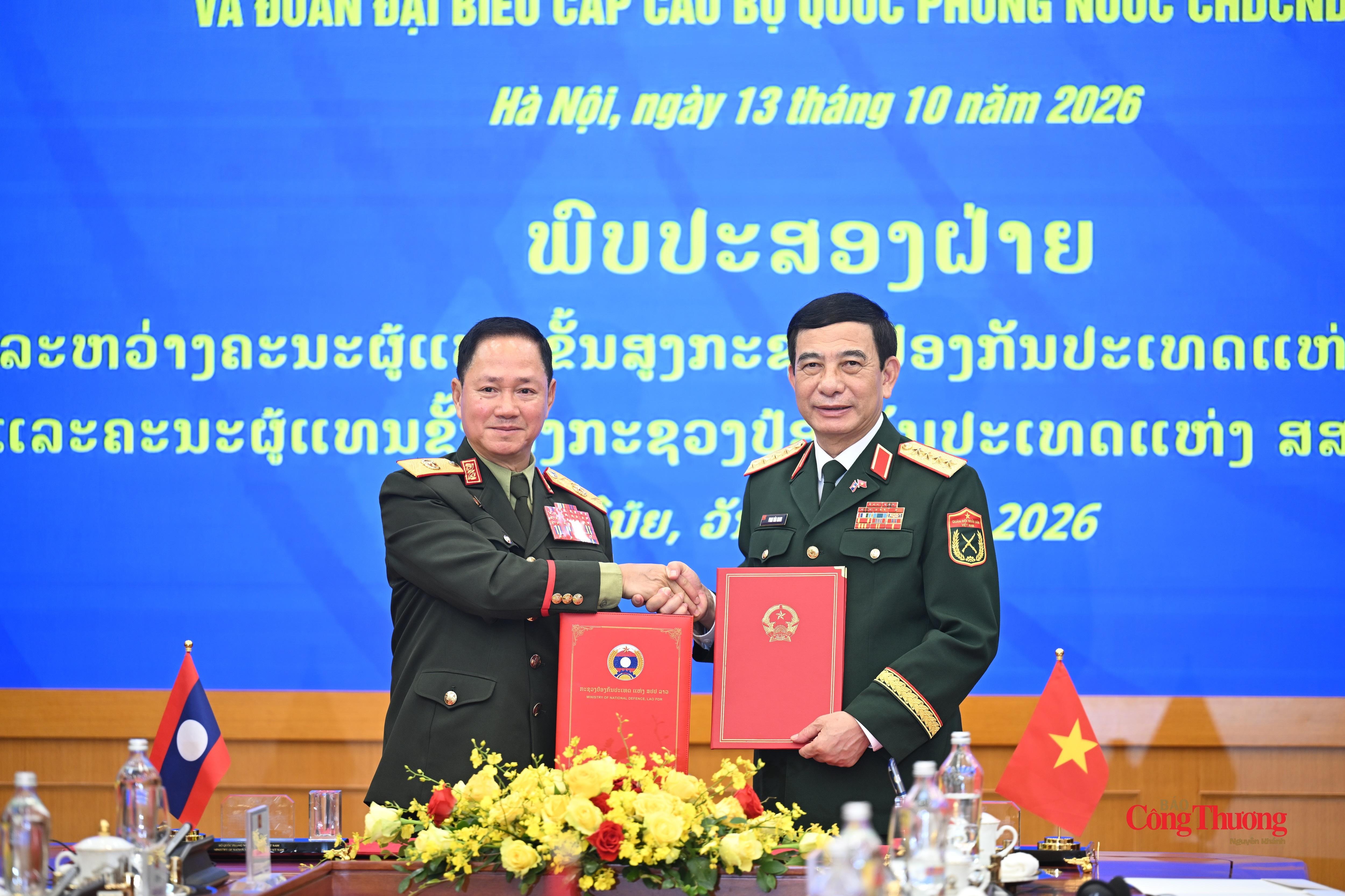 Đại tướng Phan Văn Giang và Đại tướng Khamliang Outhakaysone ký Kế hoạch hợp tác quốc phòng Việt Nam - Lào năm 2027.