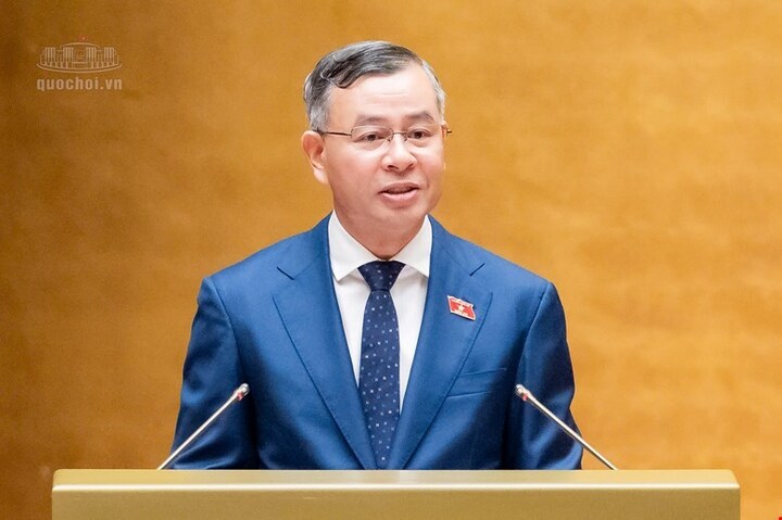 Bộ trưởng Bộ Tài chính Ngô Văn Tuấn trình bày Tờ trình về dự án Luật Đấu thầu (sửa đổi).